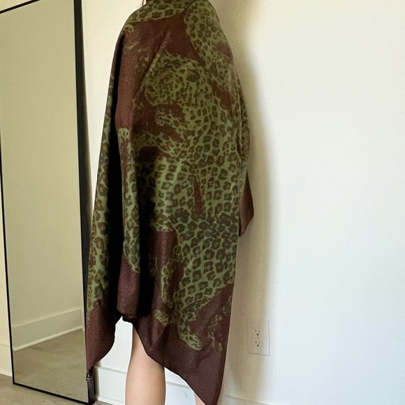 Vintage YSL Mega Silk Scarf in panther print - Picture 9 of 15